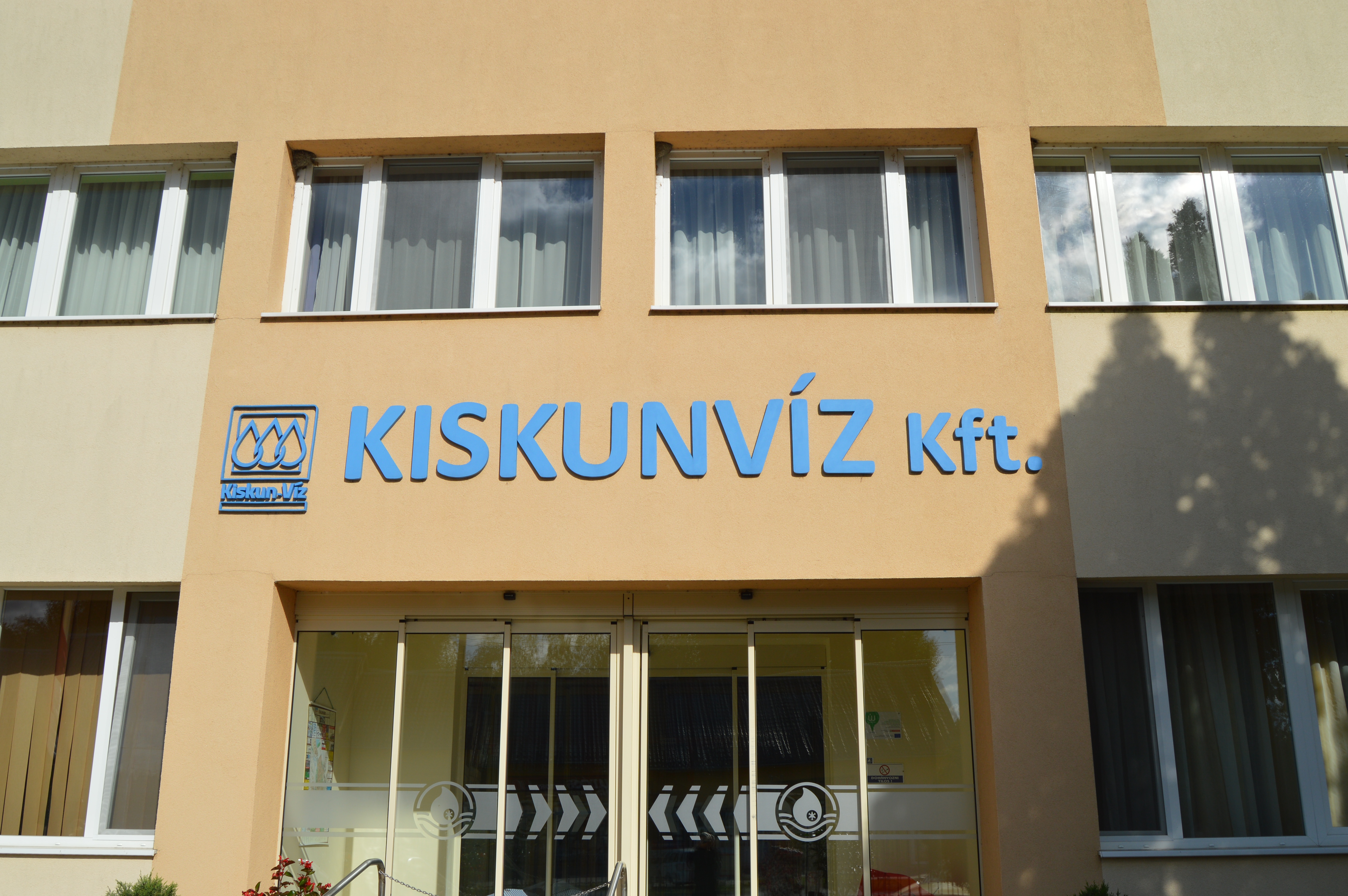 A Kiskunvíz Kft. székhelyének homlokzatáról készült fénykép