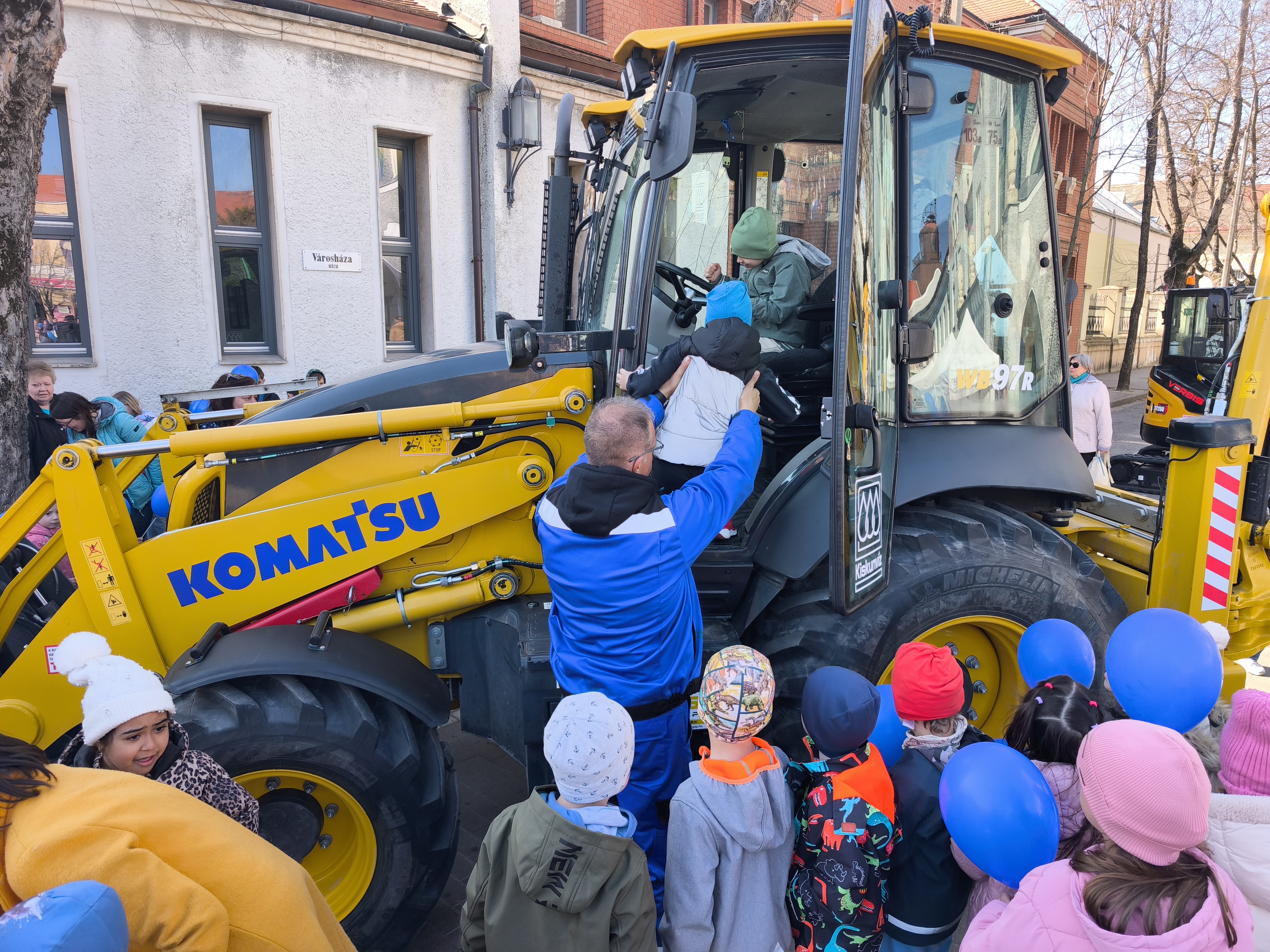 gyerekek a munkagépben
