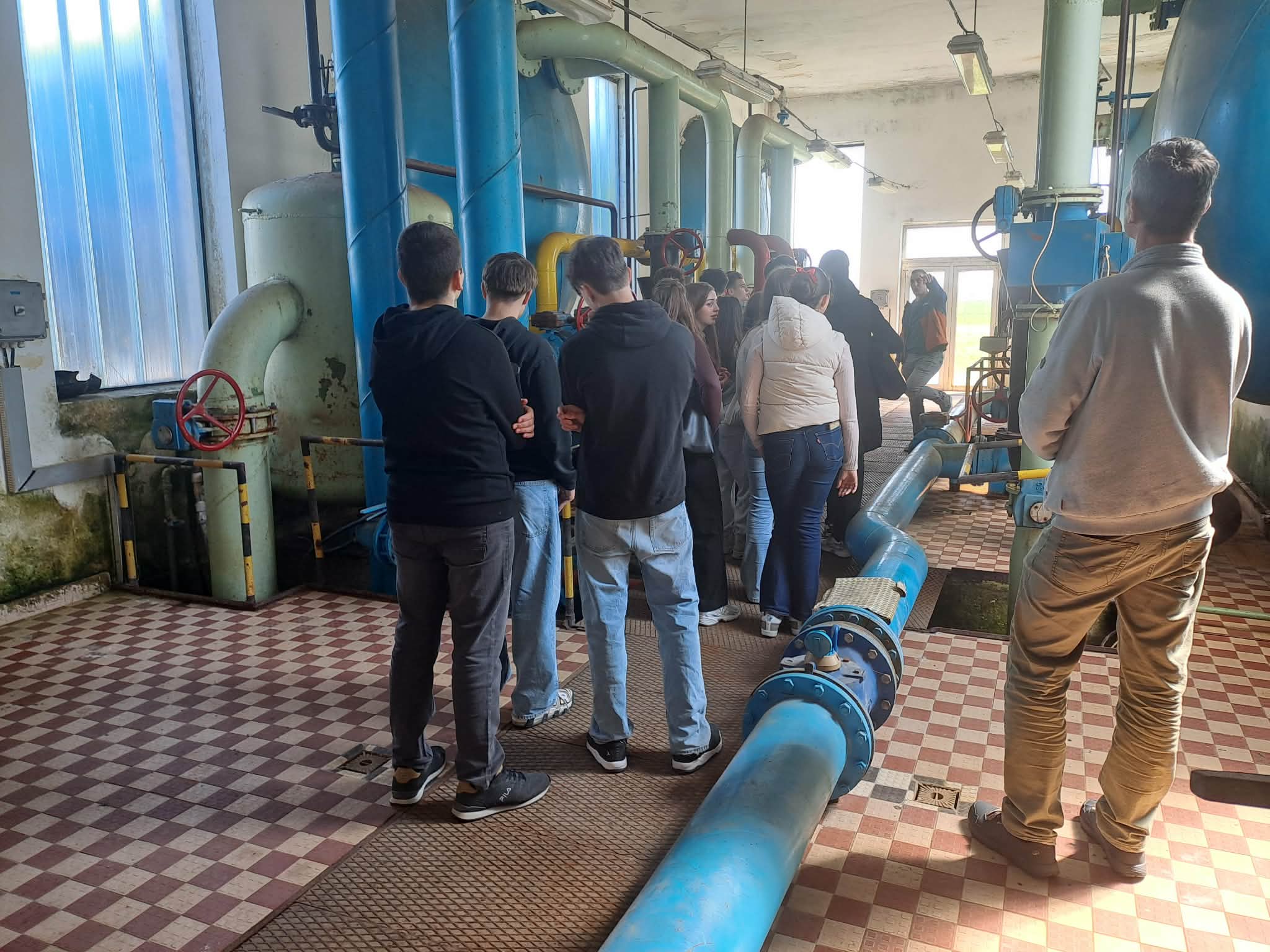 iskolások a vízműtelepen